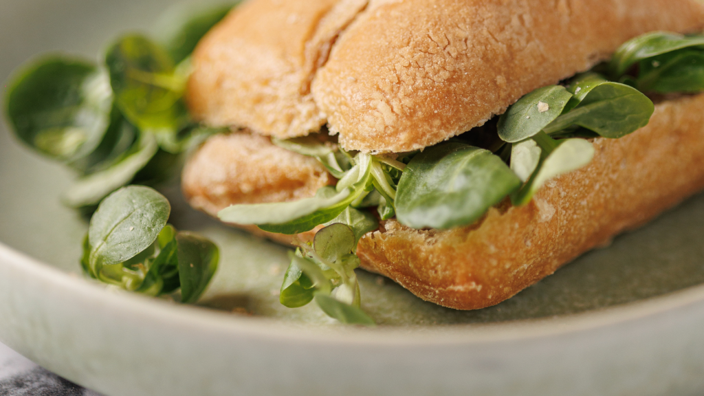 Bocadillo elaborado con pan de chapata, una opción ideal para disfrutar de una merienda gluten free.