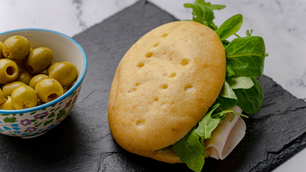 Pan de chapata de NaturCeliac con pavo y rúcula, un bocado perfecto para adaptar la dieta tras un diagnóstico de celiaquía.