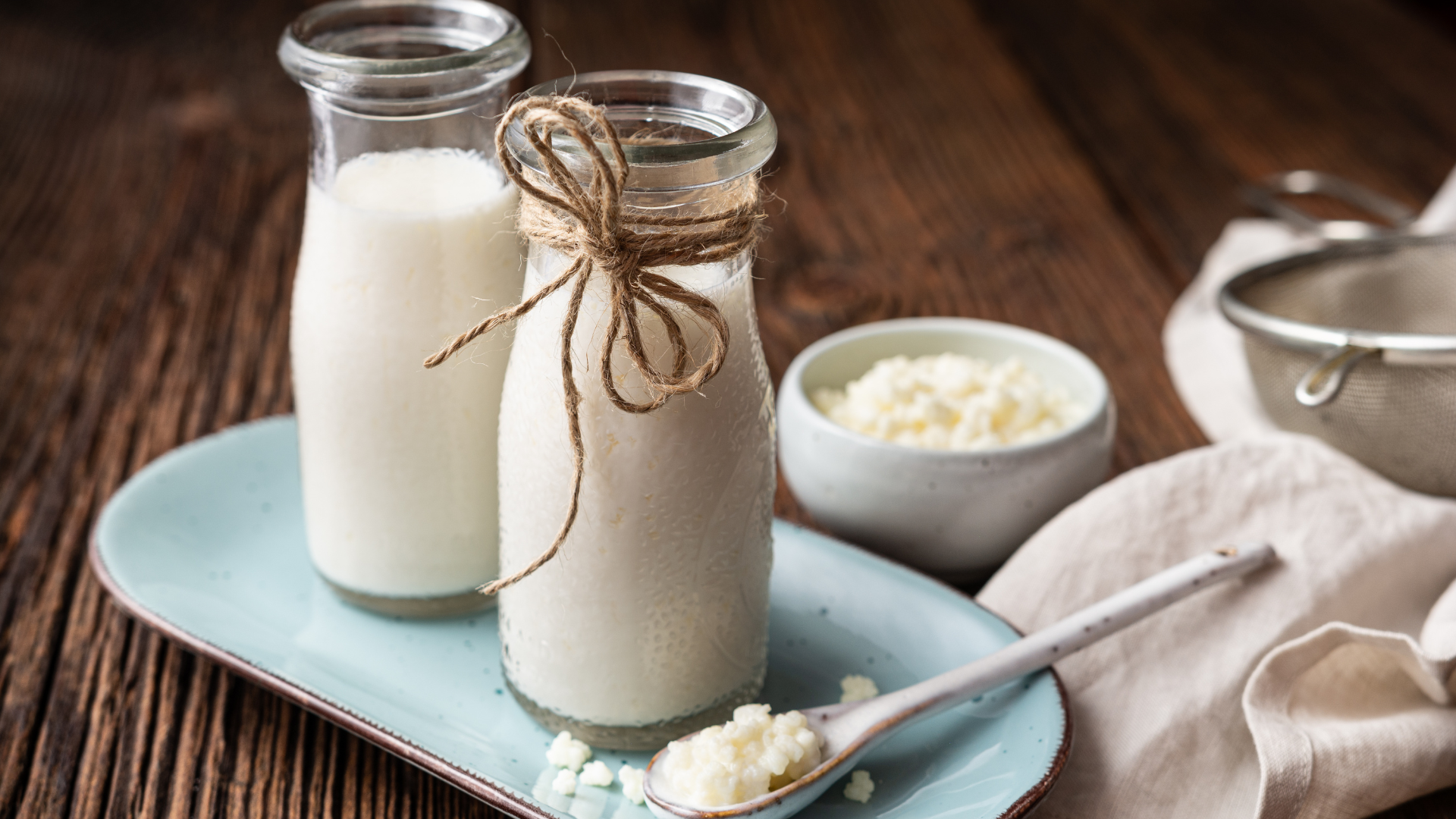 El kéfir y los yogures naturales sin gluten contienen cultivos vivos que mejoran la microbiota.