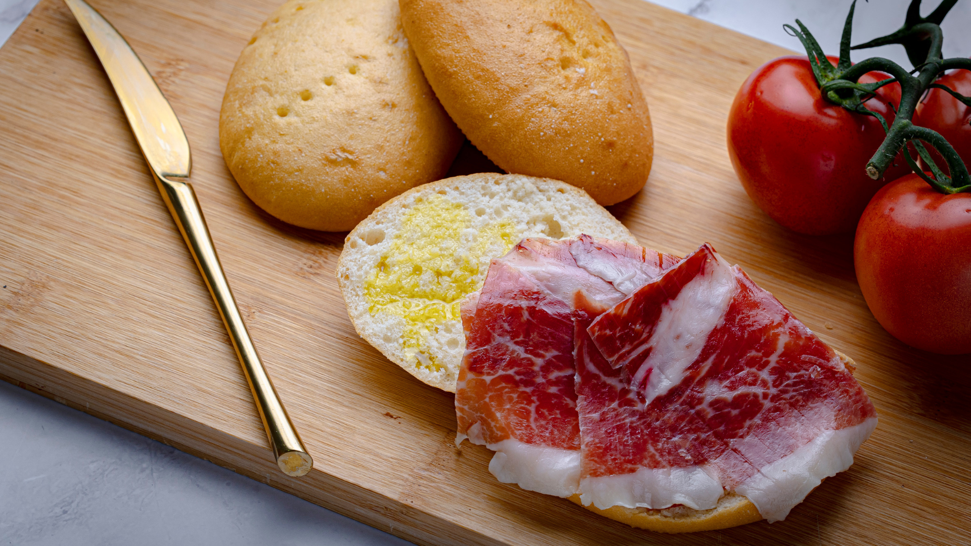 La combinación del mollete con tomate y jamón harán que tus desayunos y meriendas sean equilibradas para incluir en tu dieta.