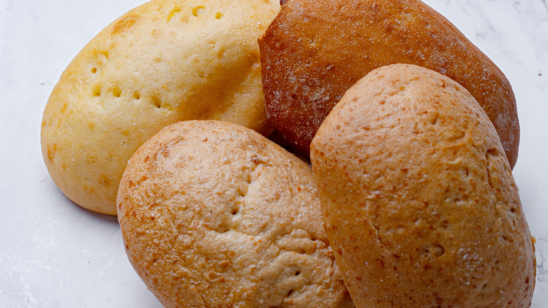 Los diferentes tipos de panes de NaturCeliac son perfectos para incluir en una dieta equilibrada, ya sea como elemento principal en desayunos y meriendas o como complementos en tus comidas y cenas.