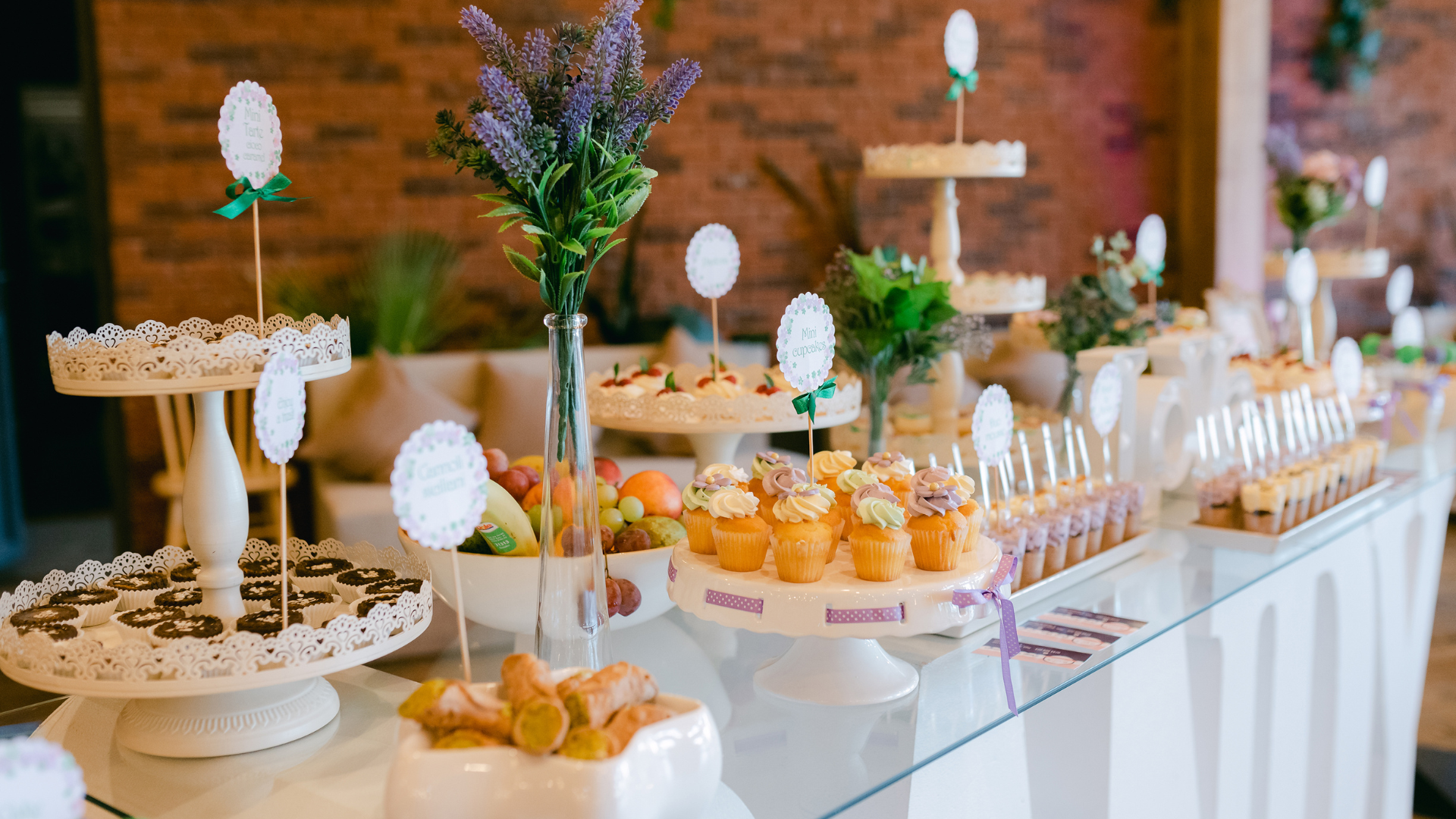 En un evento en el que la comida se sirve en buffet, es muy importante separar y diferenciar la comida que contiene gluten de la que no para evitar que se produzca contaminación cruzada que pueda afectar a los asistentes celiacos.