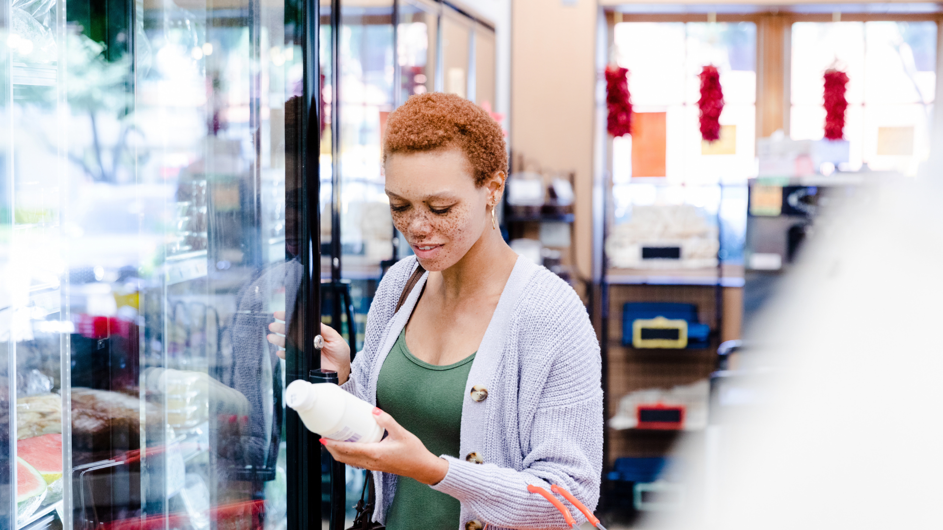 Un aspecto fundamental para encontrar productos sin gluten seguros es leer bien las etiquetas para asegurarnos de que ningún componente puede afectarnos.