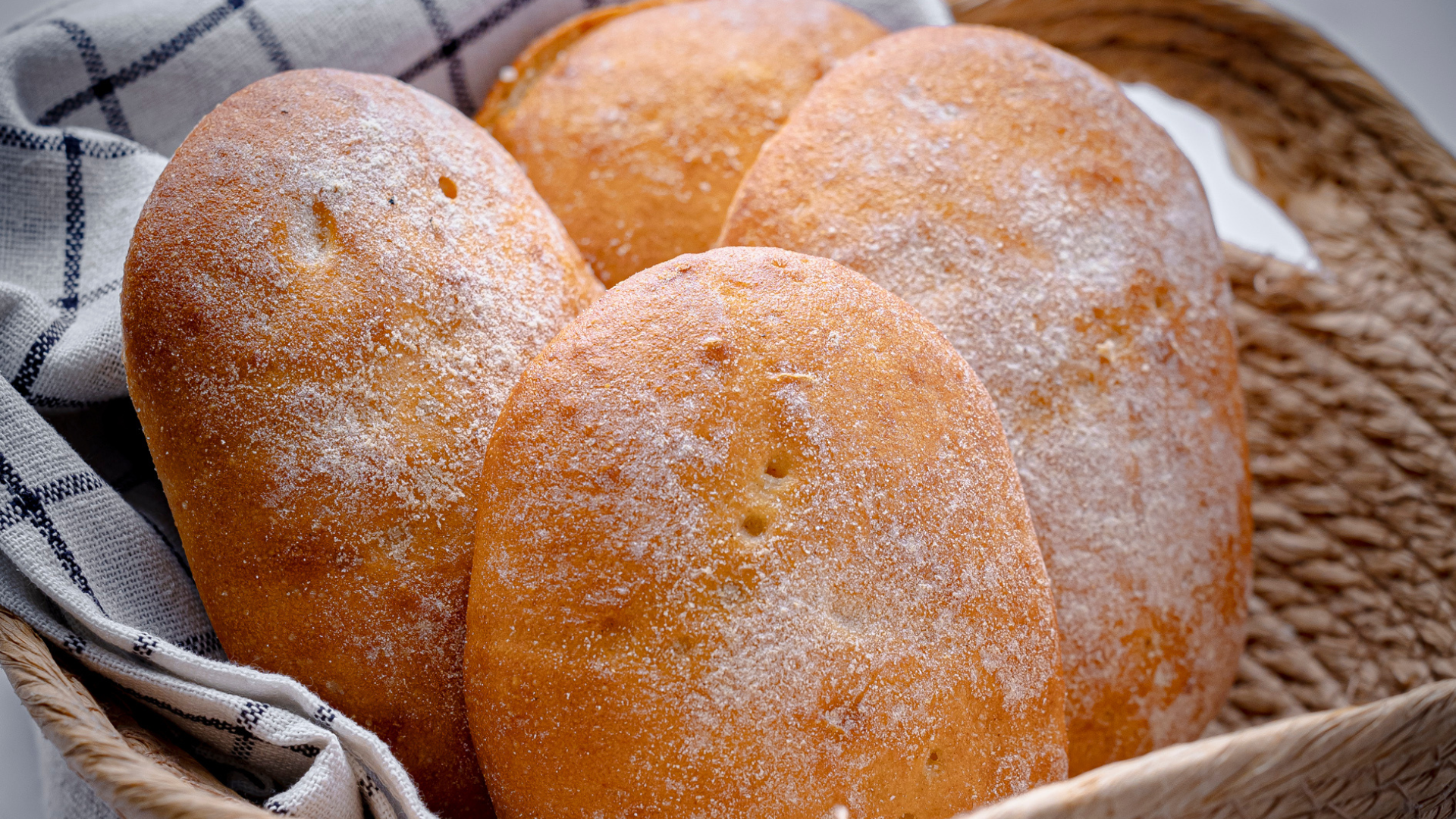 El mollete es nuestro producto de panadería, perfecto para desayunos y meriendas, así como también como complemento de tus comidas.