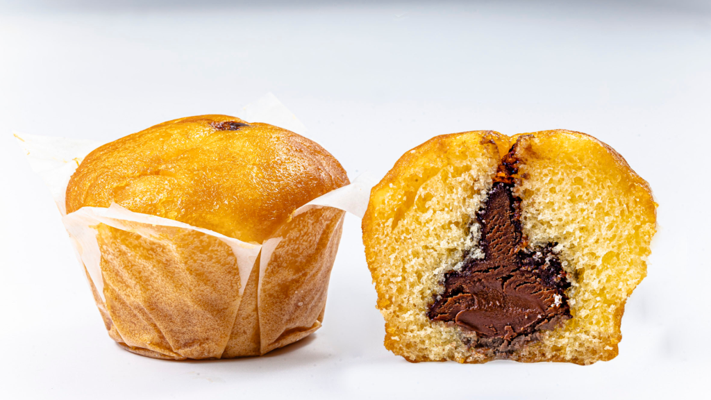 En muffins y pastelitos, el objetivo es que la textura sea esponjosa, tierna, sin sensación de sequedad ni arenosa. Cuando un muffin sin gluten es realmente esponjoso, cambia por completo la experiencia de merienda. Ya no es “lo que puedo comer”. Es “lo que me apetece comer”.