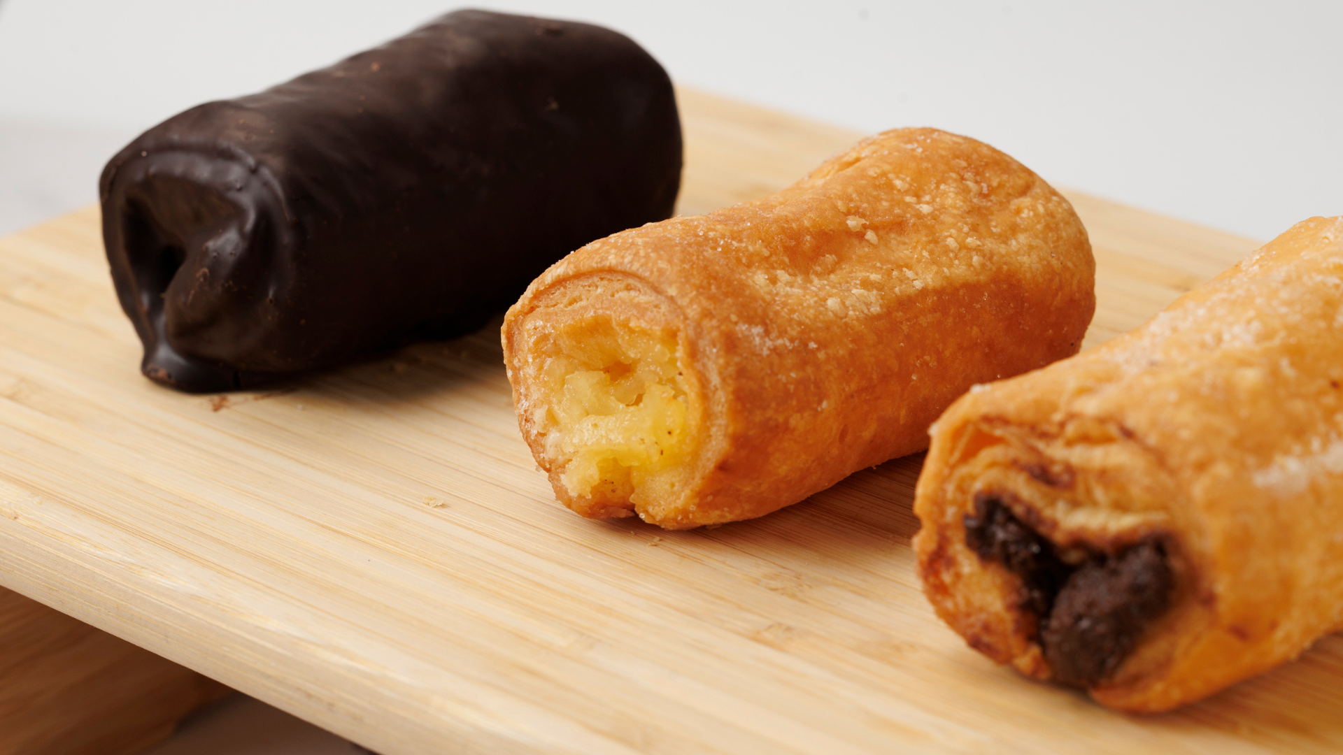 Contamos con productos con una textura exquisita, como nuestras cañas, la cuales, al introducirlas unos segundos al microondas, parecerán recién salidas del horno.
