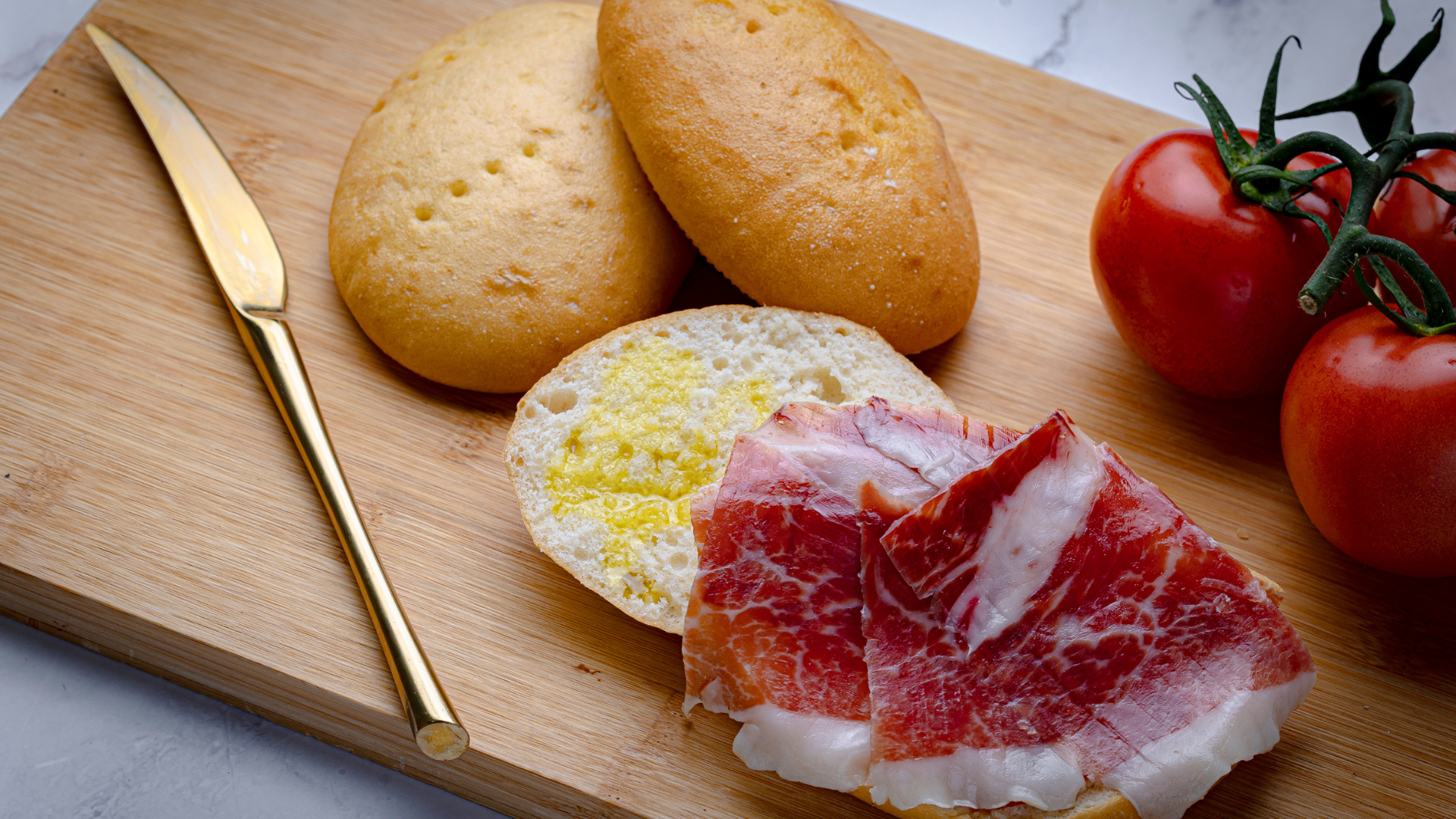 Y si eres fan de lo clásico, es que nuestro mollete con aceite y jamón no tendrá nada que envidiar a un desayuno con un pan que contenga gluten.