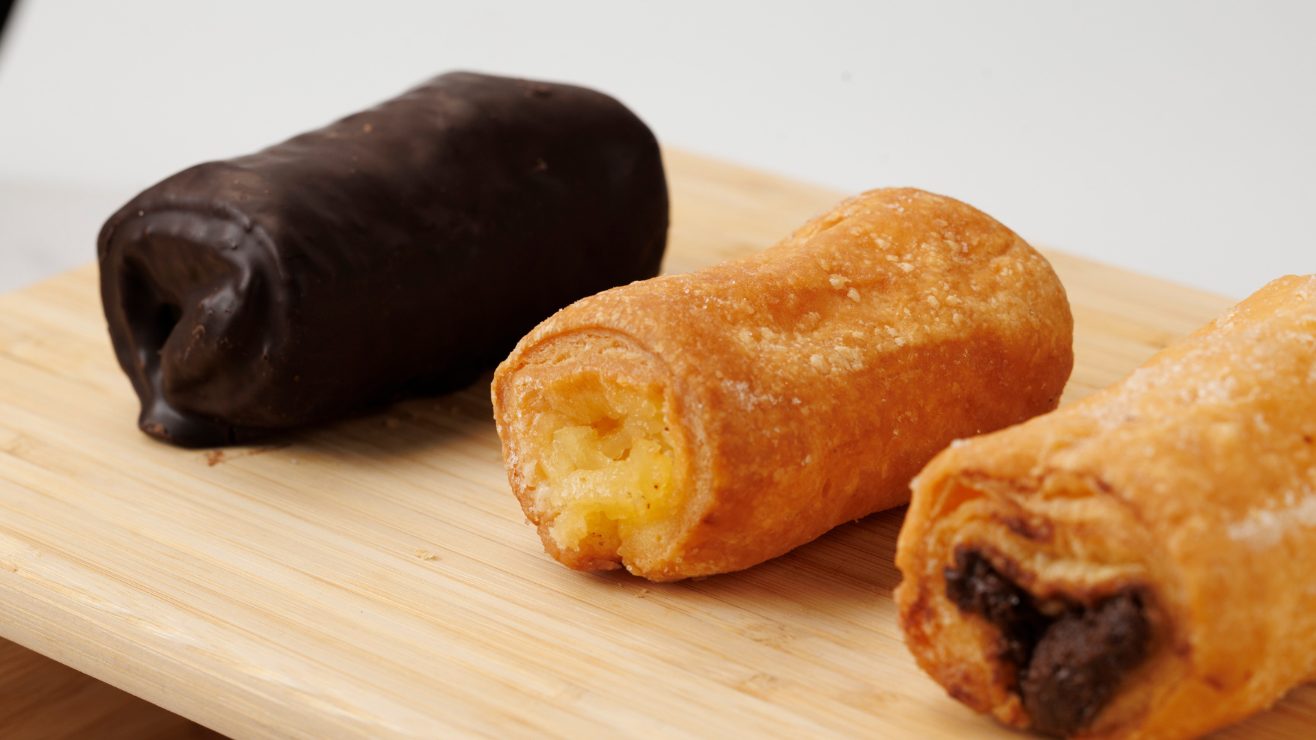 Nuestras cañas rellenas son perfectas para los amantes de lo tradicional gracias a su textura y el sabor de su relleno.