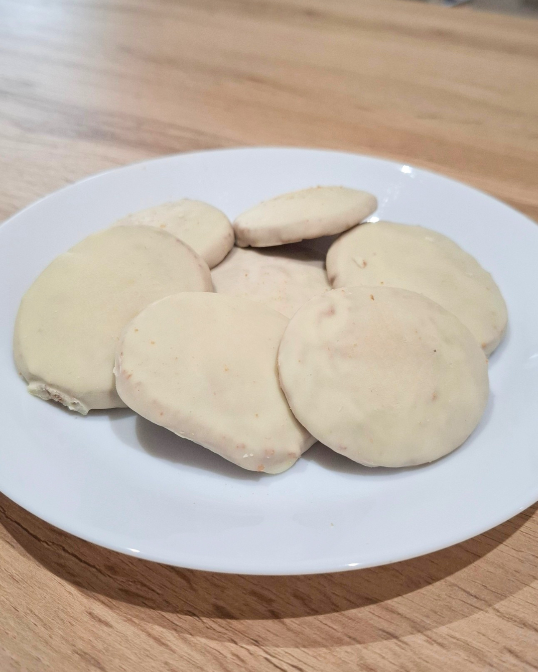 Galletas cubiertas de chocolate blanco