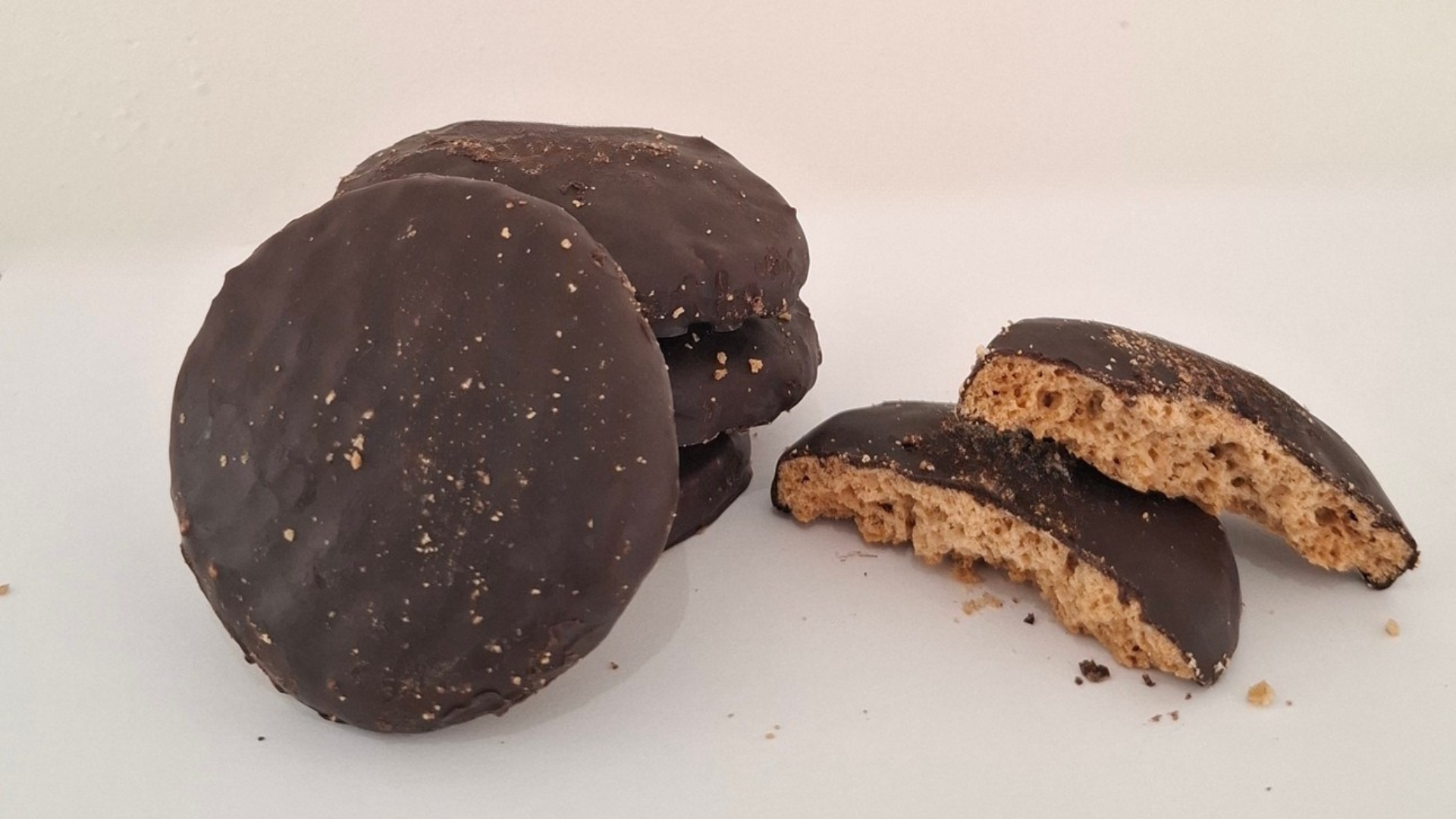 Los trayectos largos pueden dificultar el acceso a productos sin gluten. Áreas de servicio, estaciones y aeropuertos no siempre cuentan con una oferta suficiente o con información clara sobre la manipulación de los alimentos. Llevar bollería desde casa permite evitar improvisaciones. Los muffins, galletas, palmeritas o pastelitos pueden funcionar como merienda durante el trayecto. Es recomendable transportar los productos dentro de su envase y no abrirlos hasta el momento de consumirlos.