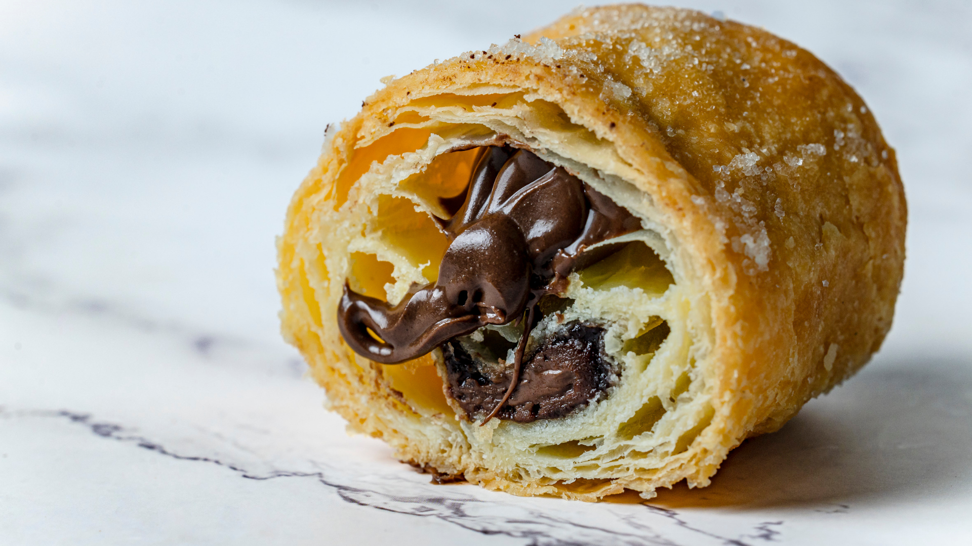 Las cañas rellenas son una opción ideal para los amantes de lo tradicional. Además, si las metes unos segundos al microondas parecerá que está recién salida del horno.