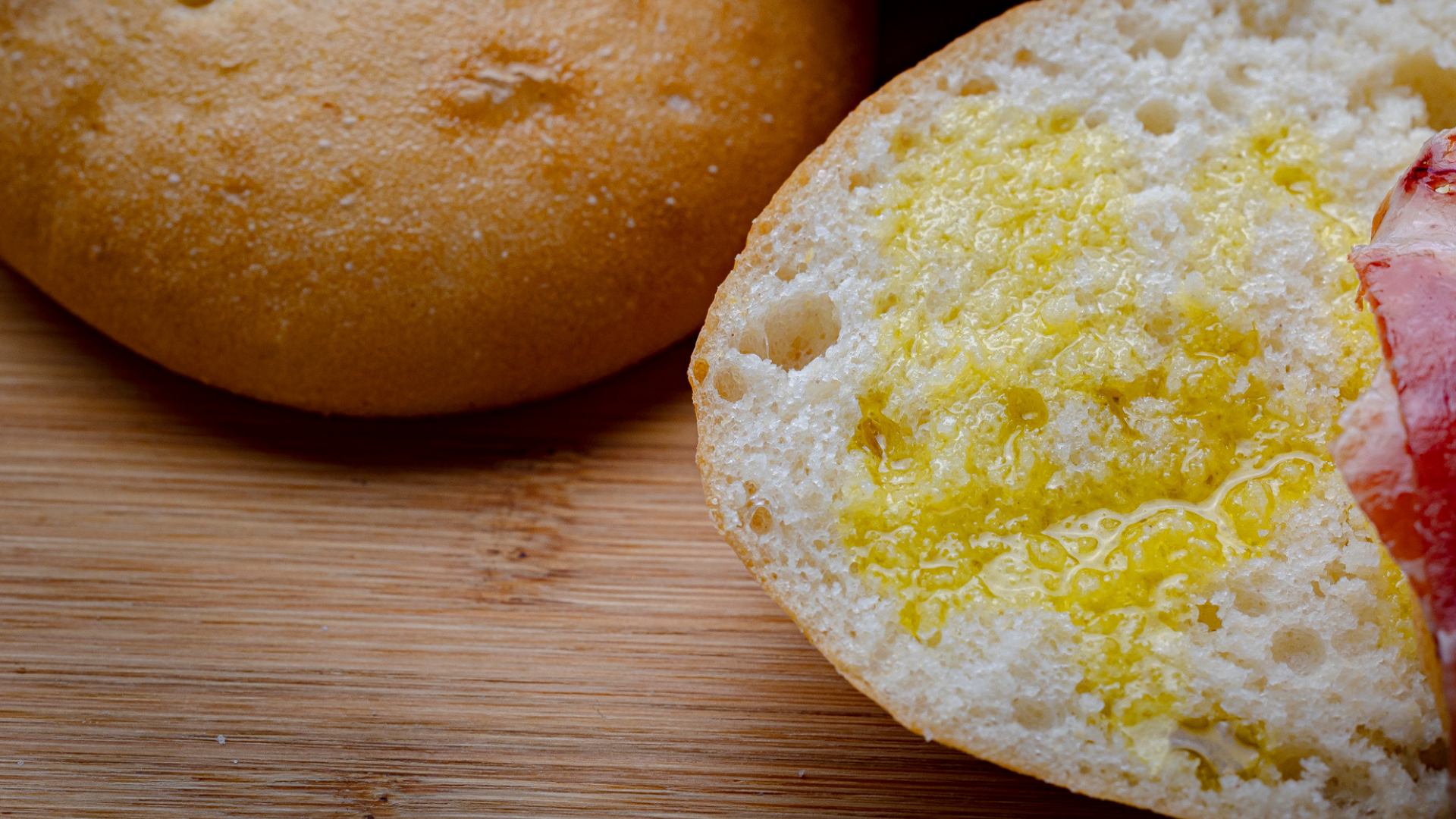 Si eres fan de los clásicos, una tostada con aceite de oliva virgen extra se convertirá en el desayuno que querrás tener todas las mañanas.