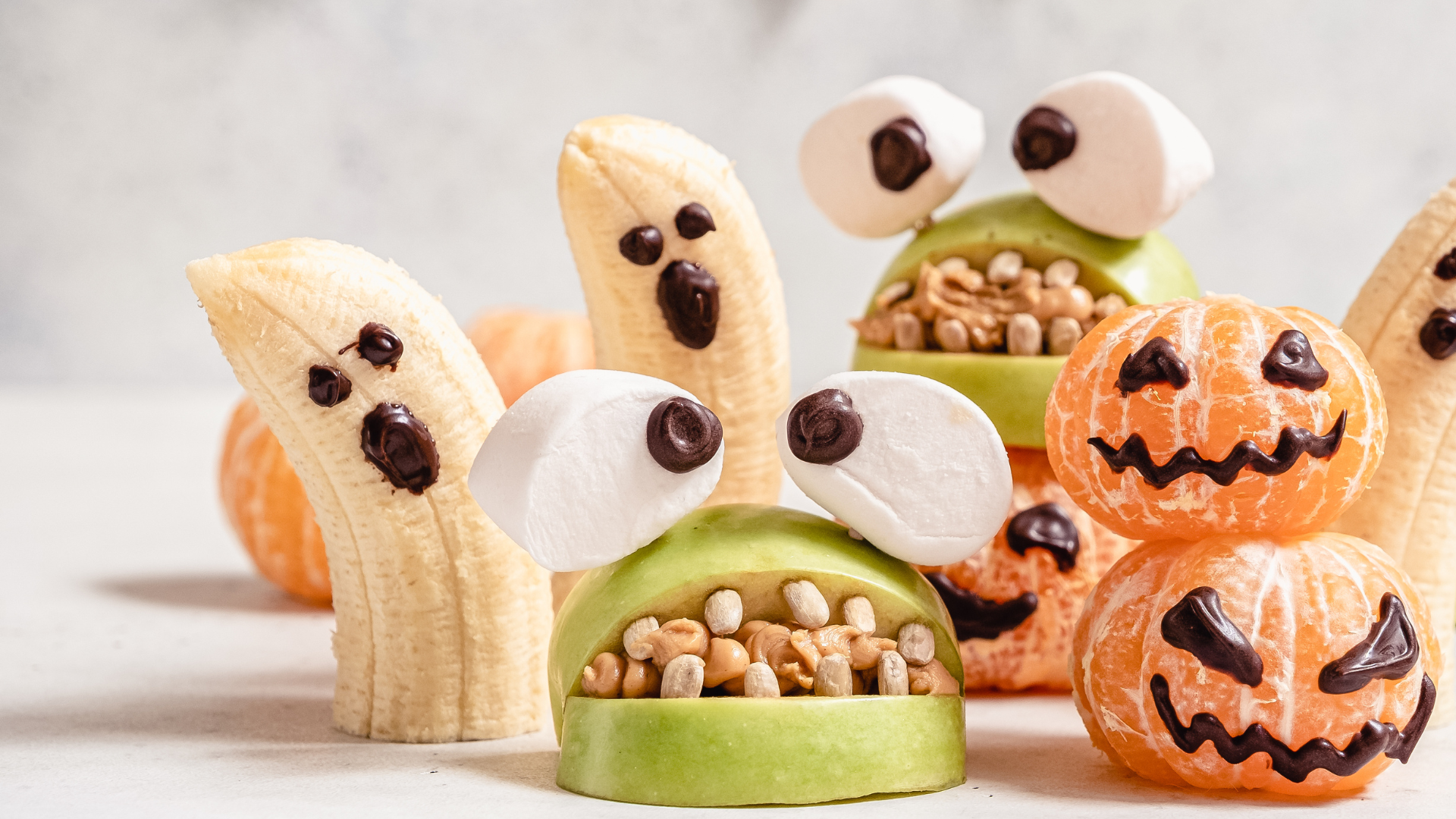 Si buscamos incluir un poco de fruta en nuestro menú, podemos decorarla con ojos y boca para incluirla en la temática de Halloween y hacerla más atractiva.