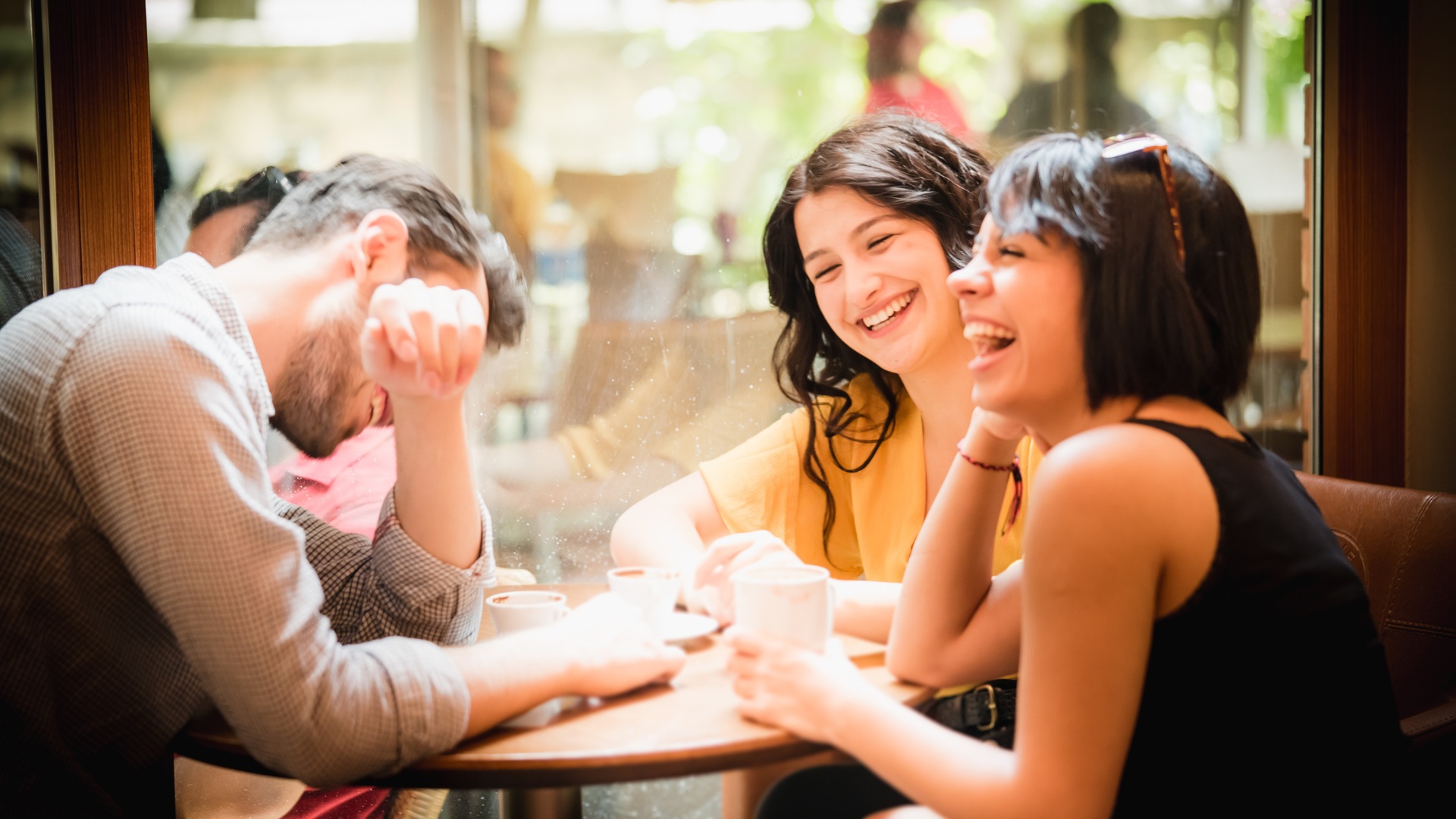 Tampoco debemos dejar de lado nuestra vida social mientras realizamos nuestro autocuidado ya que la salud mental también es una parte primordial en ello.